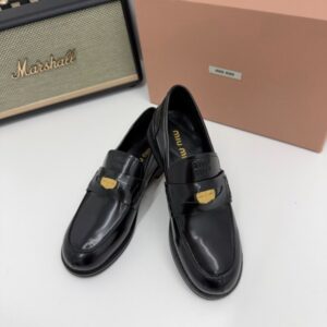 [국내배송]미우미우 브러쉬드 가죽 페니 로퍼