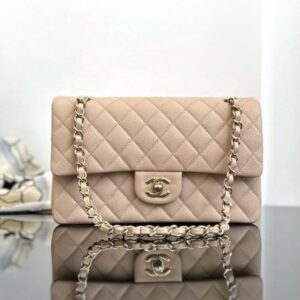 [국내배송]샤넬 클래식 플랩백 미듐 베이지 캐비어 금장 A01112