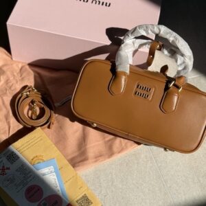 [국내배송]미우미우 아르카디 레더 토트백 라지