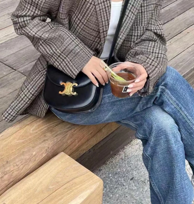 셀린느 베사체백 레플리카
셀린느 베사체
셀린느 가방 레플리카