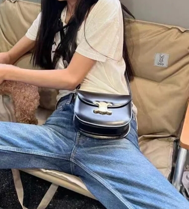셀린느 베사체백 레플리카
셀린느 베사체
셀린느 가방 레플리카