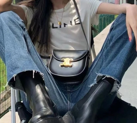 셀린느 베사체백 레플리카
셀린느 베사체
셀린느 가방 레플리카